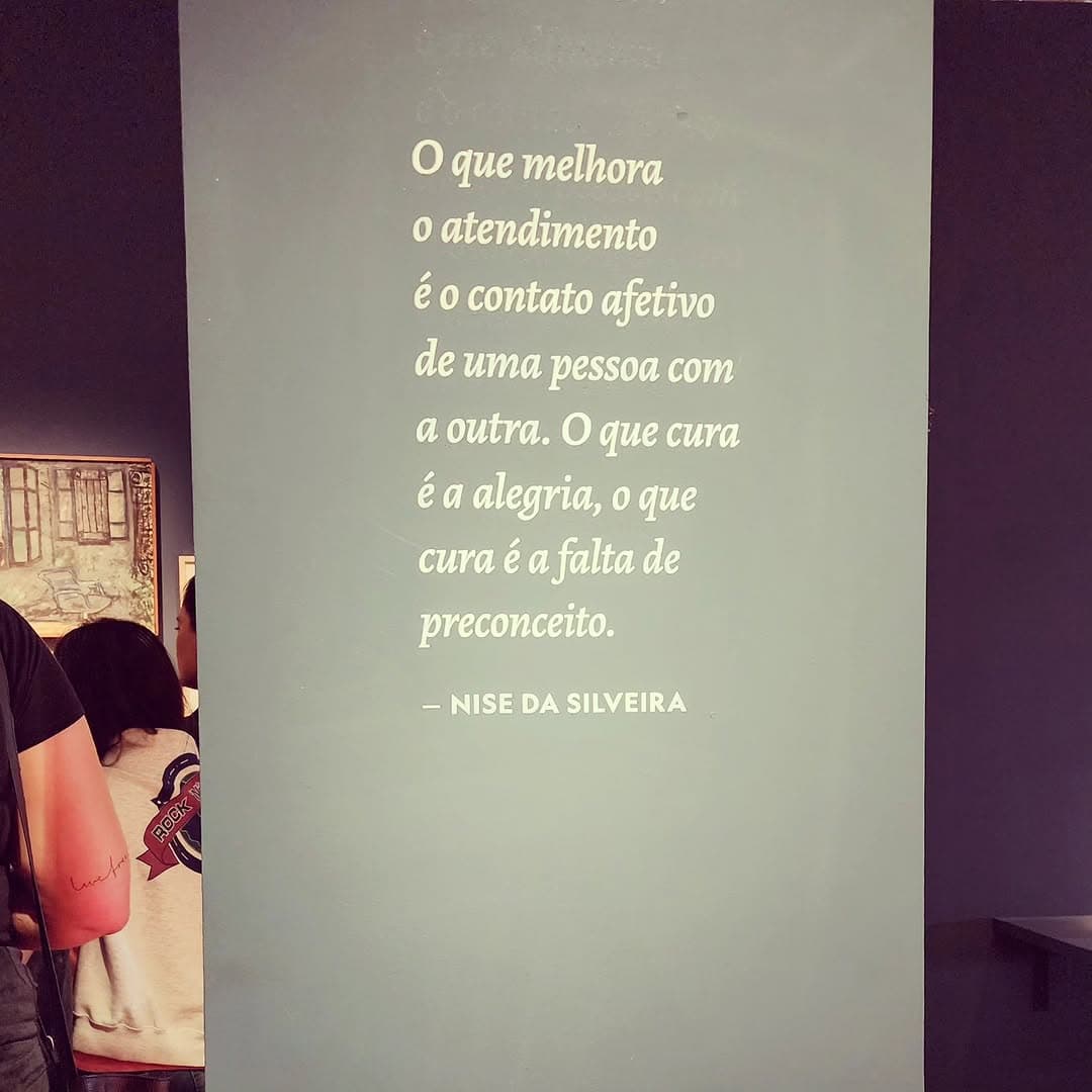 Parede da exposição com a frase de Nise da Silveira sobre o contato afetivo