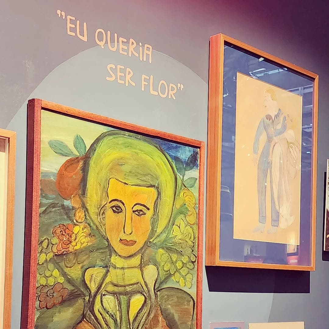 Pintura com a frase Eu queria ser flor, na exposição sobre Nise da Silveira