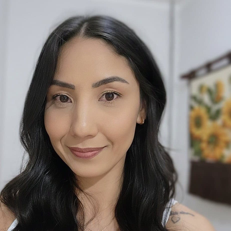 Retrato de Gatana Cavalhieri, sorrindo, com uma tapeçaria de girassóis ao fundo